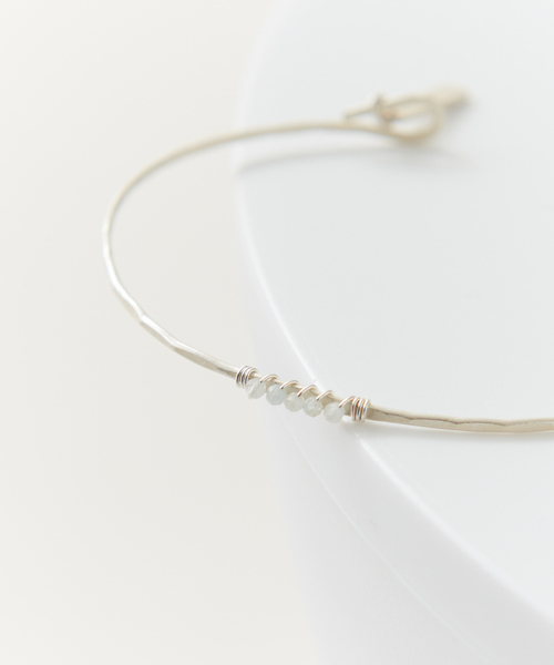 collex（コレックス）の「【Ljud/ユード】5grain天然石バングル シルバー（バングル/リストバンド・レディース・レッド/ホワイト/エメラルド/ブルー・フリー）」の2枚目の写真