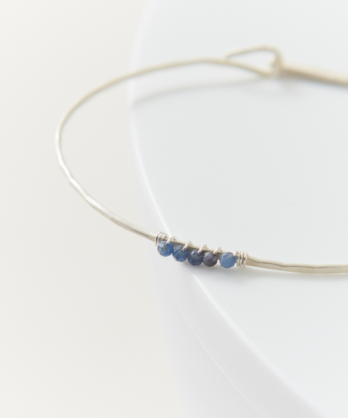 collex（コレックス）の「【Ljud/ユード】5grain天然石バングル シルバー（バングル/リストバンド・レディース・レッド/ホワイト/エメラルド/ブルー・フリー）」の4枚目の写真