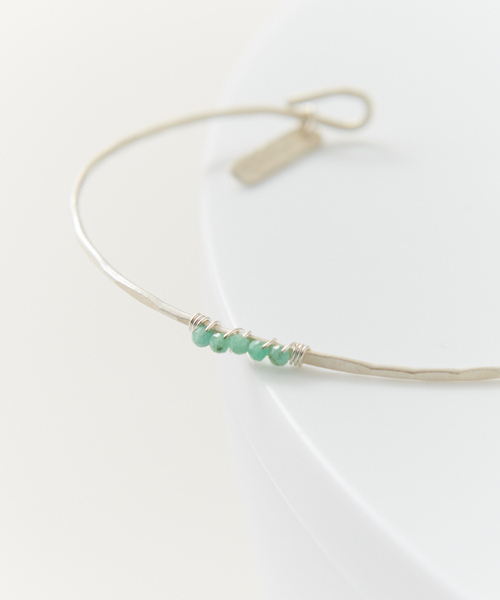 collex（コレックス）の「【Ljud/ユード】5grain天然石バングル シルバー（バングル/リストバンド・レディース・レッド/ホワイト/エメラルド/ブルー・フリー）」の3枚目の写真