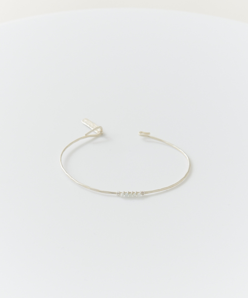 collex（コレックス）の「【Ljud/ユード】5grain天然石バングル シルバー（バングル/リストバンド・レディース・レッド/ホワイト/エメラルド/ブルー・フリー）」の6枚目の写真