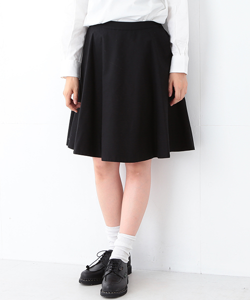 BEAMS BOY（ビームスボーイ）の「BEAMS BOY / バックサテン フレア ミディアムスカート（スカート・レディース・ブラック/カーキ/ライトブルー・0/1）」の2枚目の写真