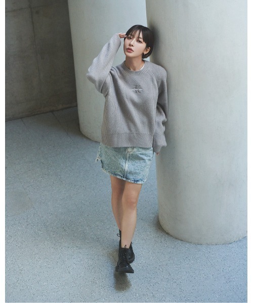 Calvin Klein（カルバン・クライン）の「【WEB限定】モノロゴ クルーネックセーター（ニット/セーター・レディース・グレー/ベージュ・M/S/XS/L）」の3枚目の写真