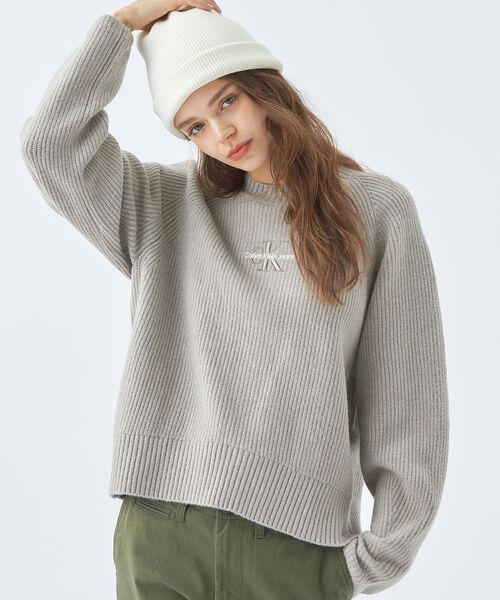 Calvin Klein（カルバン・クライン）の「【WEB限定】モノロゴ クルーネックセーター（ニット/セーター・レディース・グレー/ベージュ・M/S/XS/L）」の8枚目の写真