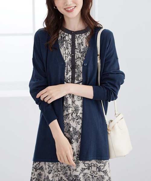 BELLUNA PLUS（ベルーナ）の「ボタン使いＶネックカーディガン（カーディガン/ボレロ・レディース・アイボリー/イエロー/ラベンダー/ネイビー/ブルー・LARGE/MEDIUM/X-LARGE）」の3枚目の写真