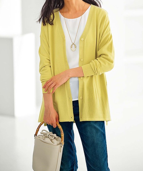 BELLUNA PLUS（ベルーナ）の「ボタン使いＶネックカーディガン（カーディガン/ボレロ・レディース・アイボリー/イエロー/ラベンダー/ネイビー/ブルー・LARGE/MEDIUM/X-LARGE）」の5枚目の写真