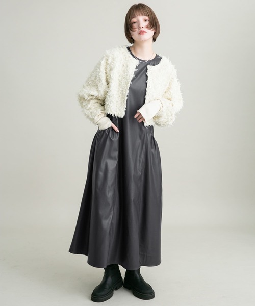 KBF（ケイビーエフ）の「フェイクレザージャンパースカート（ワンピース・レディース・チャコールグレー/ブラウン・36/38）」の6枚目の写真