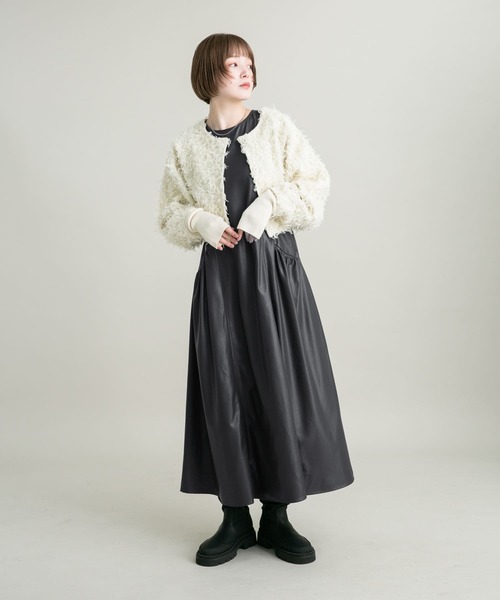 KBF（ケイビーエフ）の「フェイクレザージャンパースカート（ワンピース・レディース・チャコールグレー/ブラウン・36/38）」の7枚目の写真