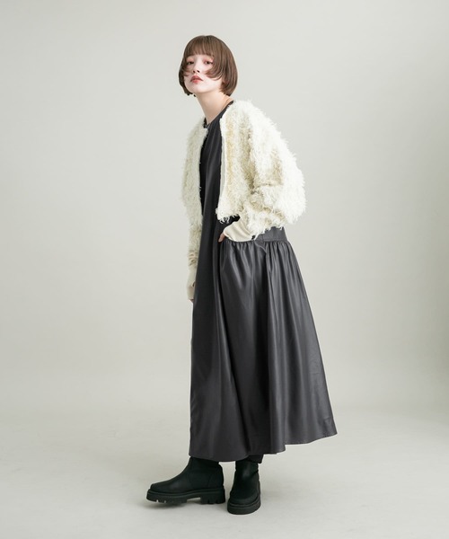 KBF（ケイビーエフ）の「フェイクレザージャンパースカート（ワンピース・レディース・チャコールグレー/ブラウン・36/38）」の8枚目の写真