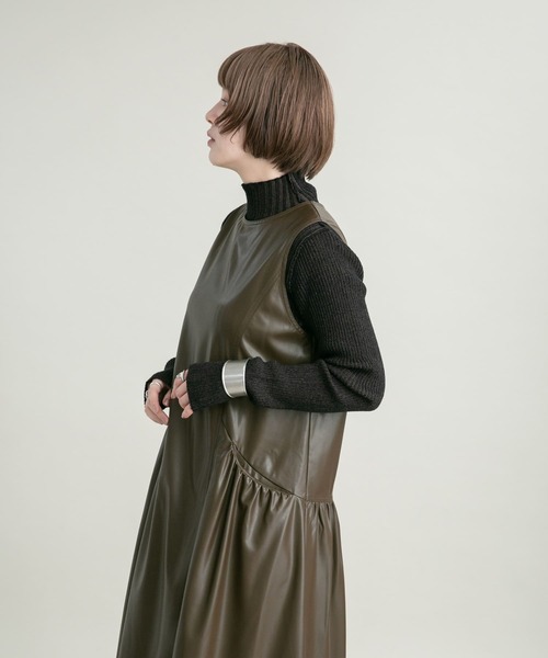 KBF（ケイビーエフ）の「フェイクレザージャンパースカート（ワンピース・レディース・チャコールグレー/ブラウン・36/38）」の10枚目の写真