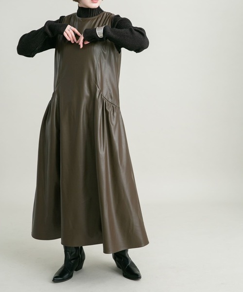 KBF（ケイビーエフ）の「フェイクレザージャンパースカート（ワンピース・レディース・チャコールグレー/ブラウン・36/38）」の12枚目の写真