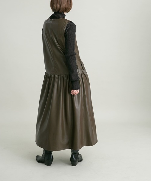 KBF（ケイビーエフ）の「フェイクレザージャンパースカート（ワンピース・レディース・チャコールグレー/ブラウン・36/38）」の13枚目の写真