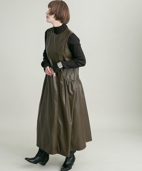 KBF（ケイビーエフ）の「フェイクレザージャンパースカート（ワンピース・レディース・チャコールグレー/ブラウン・36/38）」の14枚目の写真