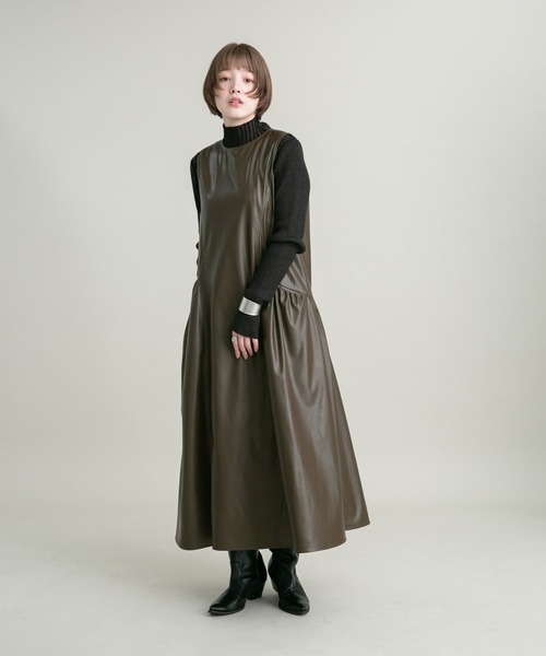 KBF（ケイビーエフ）の「フェイクレザージャンパースカート（ワンピース・レディース・チャコールグレー/ブラウン・36/38）」の16枚目の写真