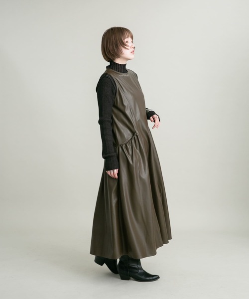 KBF（ケイビーエフ）の「フェイクレザージャンパースカート（ワンピース・レディース・チャコールグレー/ブラウン・36/38）」の17枚目の写真