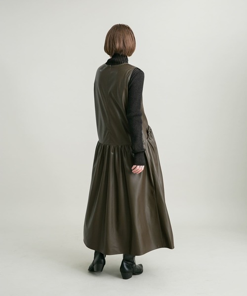 KBF（ケイビーエフ）の「フェイクレザージャンパースカート（ワンピース・レディース・チャコールグレー/ブラウン・36/38）」の18枚目の写真