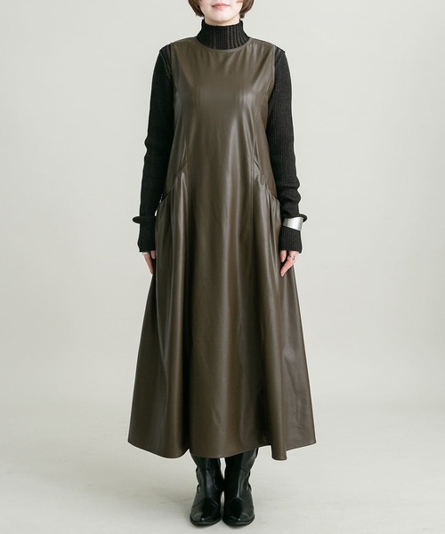 KBF（ケイビーエフ）の「フェイクレザージャンパースカート（ワンピース・レディース・チャコールグレー/ブラウン・36/38）」の19枚目の写真