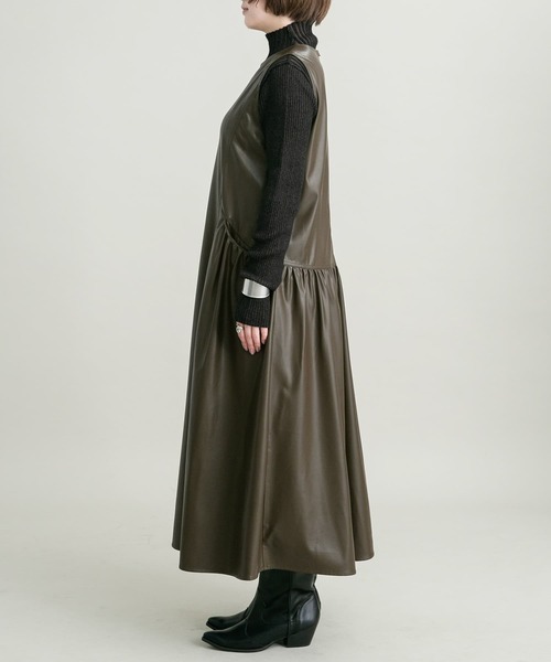 KBF（ケイビーエフ）の「フェイクレザージャンパースカート（ワンピース・レディース・チャコールグレー/ブラウン・36/38）」の20枚目の写真