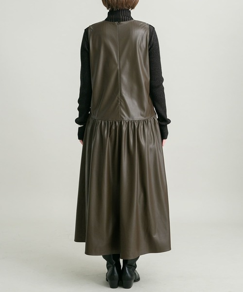 KBF（ケイビーエフ）の「フェイクレザージャンパースカート（ワンピース・レディース・チャコールグレー/ブラウン・36/38）」の21枚目の写真
