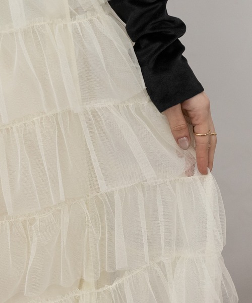 pumpkin port（パンプキンポート）の「段フリルのチュールロングスカート（スカート・レディース・ブラック/アイボリー/グレー/ベージュ・MEDIUM/LL/L/M）」の6枚目の写真
