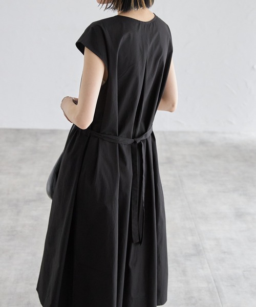 each(イーチ)の「綿麻ウエストベルトキーネックワンピース(ワンピース・レディース・ブラック/ベージュ・FREE)」の15枚目の写真
