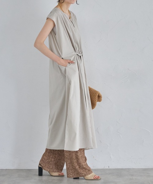 each(イーチ)の「綿麻ウエストベルトキーネックワンピース(ワンピース・レディース・ブラック/ベージュ・FREE)」の12枚目の写真
