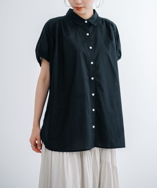refinedworks(リファインドワークス)の「【refinedworks】 ギャザーたっぷりのボリューム感が大人可愛いフレンチチュニック!(シャツ/ブラウス・レディース・ブラウン/ブラック/ホワイト・FREE)」の2枚目の写真