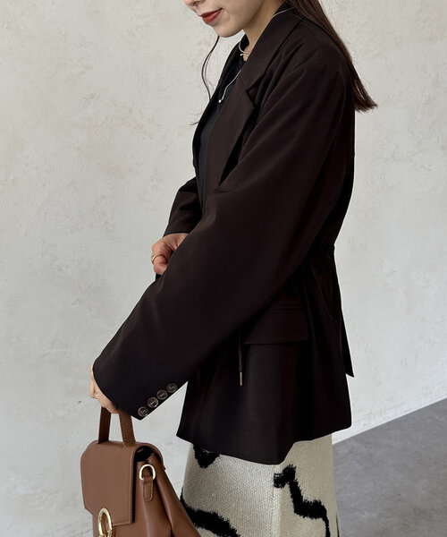 Thevon（ゼボン）の「ウエストドロストテーラードジャケット（テーラードジャケット・レディース・ネイビー/ベージュ/ブラウン・FREE）」の6枚目の写真