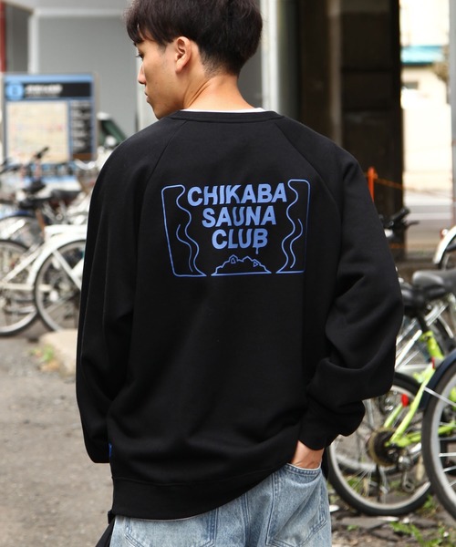 CHIKABA(チカバ)の「【CHIKABA SAUNA CLUB】 プリント 長袖 ラグラン スウェット トレーナー(スウェット・レディース・ブラック/ホワイト×ブラック/ホワイト×ブルー/杢グレー/ブルー/アイボリー系/グレー系/オートミール/ブラック系/ブルー系/ホワイト・MEDIUM/LARGE)」の5枚目の写真