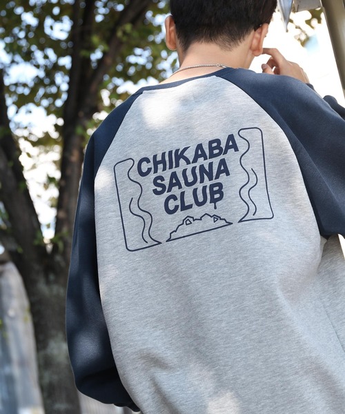 CHIKABA(チカバ)の「【CHIKABA SAUNA CLUB】 プリント 長袖 ラグラン スウェット トレーナー(スウェット・レディース・ブラック/ホワイト×ブラック/ホワイト×ブルー/杢グレー/ブルー/アイボリー系/グレー系/オートミール/ブラック系/ブルー系/ホワイト・MEDIUM/LARGE)」の7枚目の写真