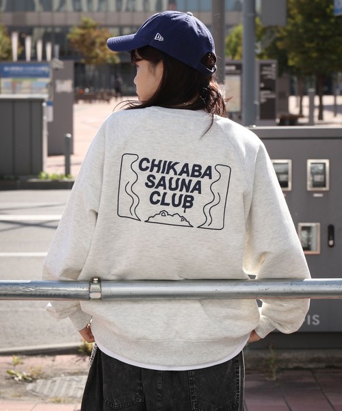 CHIKABA(チカバ)の「【CHIKABA SAUNA CLUB】 プリント 長袖 ラグラン スウェット トレーナー(スウェット・レディース・ブラック/ホワイト×ブラック/ホワイト×ブルー/杢グレー/ブルー/アイボリー系/グレー系/オートミール/ブラック系/ブルー系/ホワイト・MEDIUM/LARGE)」の9枚目の写真