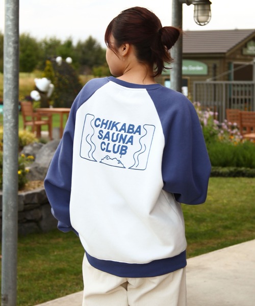 CHIKABA(チカバ)の「【CHIKABA SAUNA CLUB】 プリント 長袖 ラグラン スウェット トレーナー(スウェット・レディース・ブラック/ホワイト×ブラック/ホワイト×ブルー/杢グレー/ブルー/アイボリー系/グレー系/オートミール/ブラック系/ブルー系/ホワイト・MEDIUM/LARGE)」の3枚目の写真