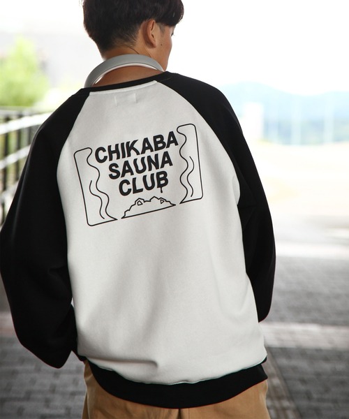 CHIKABA(チカバ)の「【CHIKABA SAUNA CLUB】 プリント 長袖 ラグラン スウェット トレーナー(スウェット・レディース・ブラック/ホワイト×ブラック/ホワイト×ブルー/杢グレー/ブルー/アイボリー系/グレー系/オートミール/ブラック系/ブルー系/ホワイト・MEDIUM/LARGE)」の1枚目の写真