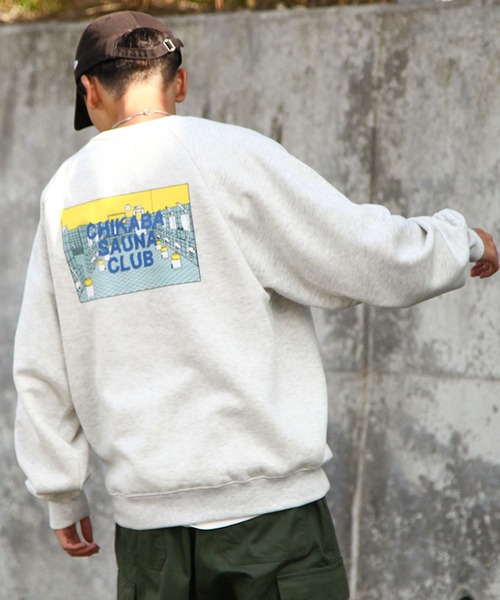 CHIKABA(チカバ)の「【CHIKABA SAUNA CLUB】 プリント 長袖 ラグラン スウェット トレーナー(スウェット・レディース・ブラック/ホワイト×ブラック/ホワイト×ブルー/杢グレー/ブルー/アイボリー系/グレー系/オートミール/ブラック系/ブルー系/ホワイト・MEDIUM/LARGE)」の8枚目の写真