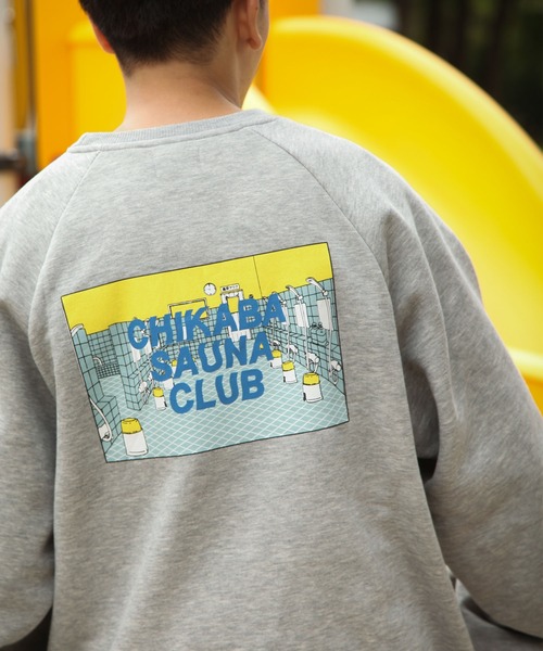 CHIKABA(チカバ)の「【CHIKABA SAUNA CLUB】 プリント 長袖 ラグラン スウェット トレーナー(スウェット・レディース・ブラック/ホワイト×ブラック/ホワイト×ブルー/杢グレー/ブルー/アイボリー系/グレー系/オートミール/ブラック系/ブルー系/ホワイト・MEDIUM/LARGE)」の6枚目の写真