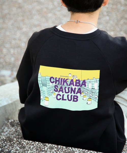 CHIKABA(チカバ)の「【CHIKABA SAUNA CLUB】 プリント 長袖 ラグラン スウェット トレーナー(スウェット・レディース・ブラック/ホワイト×ブラック/ホワイト×ブルー/杢グレー/ブルー/アイボリー系/グレー系/オートミール/ブラック系/ブルー系/ホワイト・MEDIUM/LARGE)」の4枚目の写真