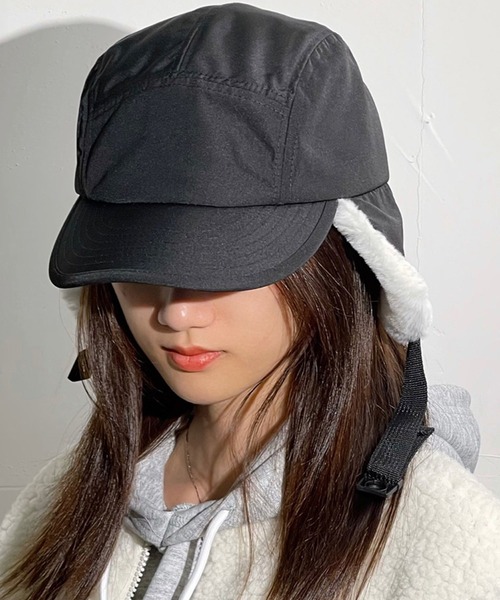 DAY CLOSET(デイ クローゼット)の「レディース ミリタリーボアフライトキャップ 耳当て付き(ニットキャップ/ビーニー・レディース・ブラック/ベージュ・ONE SIZE)」の4枚目の写真