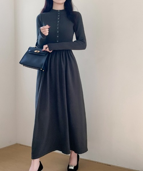 ECLIN(エクラン)の「フロントボタンAラインニットワンピース(ワンピース・レディース・チャコールグレー/モカ/ベージュ/ブラウン/ブラック・FREE)」の2枚目の写真