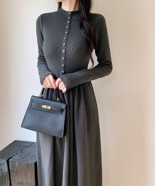 ECLIN(エクラン)の「フロントボタンAラインニットワンピース(ワンピース・レディース・チャコールグレー/モカ/ベージュ/ブラウン/ブラック・FREE)」の18枚目の写真