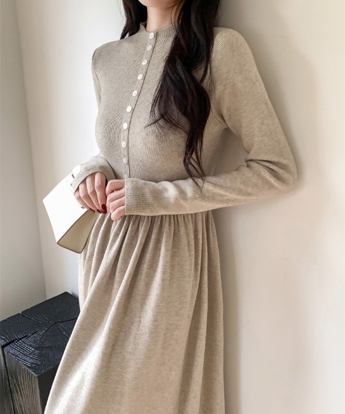 ECLIN(エクラン)の「フロントボタンAラインニットワンピース(ワンピース・レディース・チャコールグレー/モカ/ベージュ/ブラウン/ブラック・FREE)」の7枚目の写真