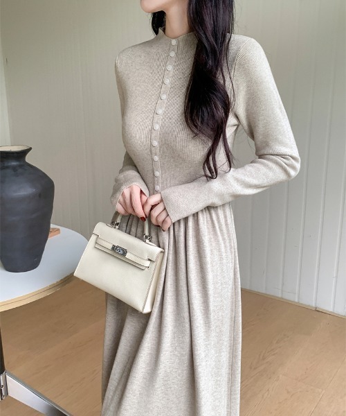 ECLIN(エクラン)の「フロントボタンAラインニットワンピース(ワンピース・レディース・チャコールグレー/モカ/ベージュ/ブラウン/ブラック・FREE)」の10枚目の写真