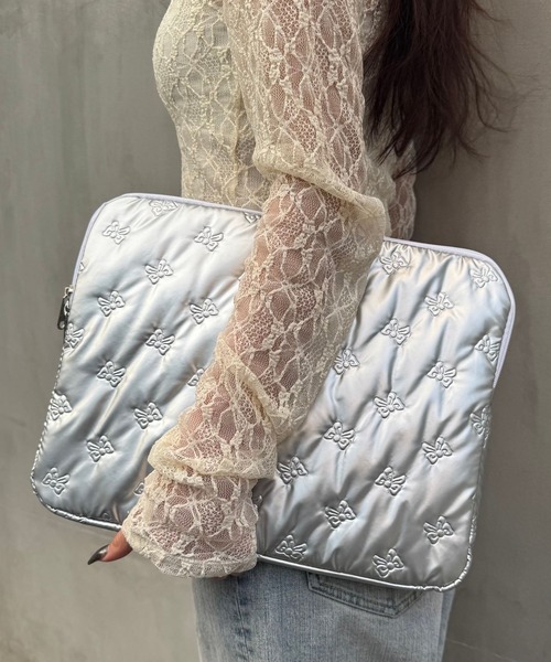 FOREVER 21（フォーエバー トゥエンティーワン）の「【2025SS】リボンパソコンケース（PC・タブレットケース・レディース・ブラック/シルバー・FREE）」の2枚目の写真