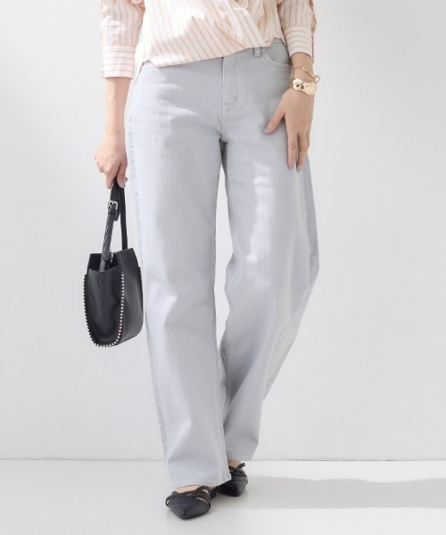 INDIVI（インディヴィ）の「【春の新色登場！褒められデニム】ワイドストレート デニムパンツ（デニムパンツ・レディース・クリアブルー/ホワイト/ブラック/ネイビー/チャコールグレー/ライトグレー・03/05/12/13/15 /19/34/36/38/40/42）」の4枚目の写真