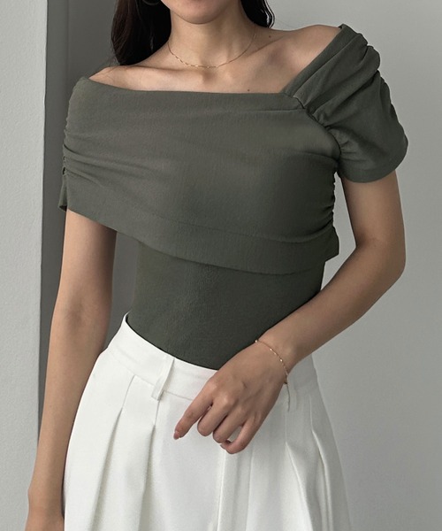 Louere(ルエレ)の「2wayネックドレープサマーニット(ニット/セーター・レディース・ホワイト/ブラック/アイボリー/モカ/チャコール/グレイッシュベージュ/ネイビー・LARGE/MEDIUM/SMALL)」の4枚目の写真