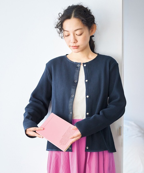 and myera（アンド マイラ）の「ａｎｄ　ｍｙｅｒａ　鹿の子のスナップカーディガン（カーディガン/ボレロ・レディース・ホワイト/ネイビー・LL/L/M）」の2枚目の写真