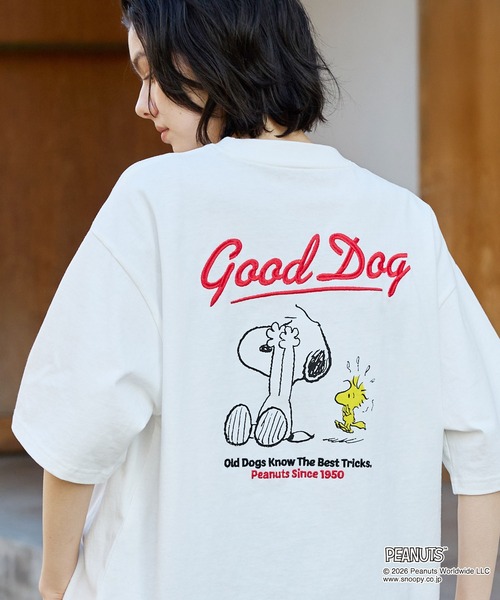 PEANUTS(ピーナッツ)の「【PEANUTS / SNOOPY】別注 ピーナッツ スヌーピー ヴィンテージプリント オーバーサイズ半袖Tシャツ(Tシャツ/カットソー・レディース・グレイッシュベージュ/オフホワイト/ワイン系/スミクロ/ネイビー/ブラック系/ブラック系2/ブラウン/ホワイト系/ブルー系/ブラック系3/ホワイト系2・M/L)」の2枚目の写真