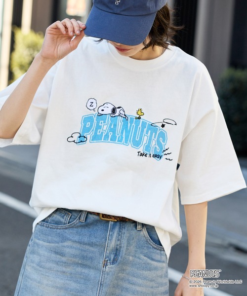 PEANUTS(ピーナッツ)の「【PEANUTS / SNOOPY】別注 ピーナッツ スヌーピー ヴィンテージプリント オーバーサイズ半袖Tシャツ(Tシャツ/カットソー・レディース・グレイッシュベージュ/オフホワイト/ワイン系/スミクロ/ネイビー/ブラック系/ブラック系2/ブラウン/ホワイト系/ブルー系/ブラック系3/ホワイト系2・M/L)」の3枚目の写真