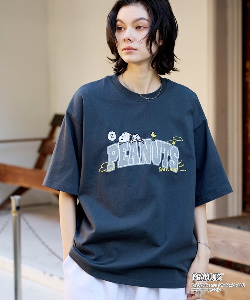 PEANUTS(ピーナッツ)の「【PEANUTS / SNOOPY】別注 ピーナッツ スヌーピー ヴィンテージプリント オーバーサイズ半袖Tシャツ(Tシャツ/カットソー・レディース・グレイッシュベージュ/オフホワイト/ワイン系/スミクロ/ネイビー/ブラック系/ブラック系2/ブラウン/ホワイト系/ブルー系/ブラック系3/ホワイト系2・M/L)」の7枚目の写真