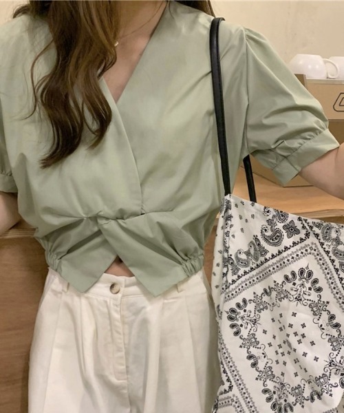 aremoi(アレモイ)の「【aremoi / アレモイ】Vネックパフスリーブブラウス(シャツ/ブラウス・レディース・グリーン/ホワイト・FREE)」の6枚目の写真
