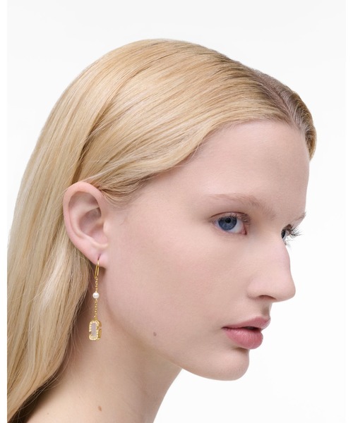 MARC JACOBS(マークジェイコブス)の「J MARC LUXE MOP DROP EARRINGS/J マーク リュクス MOP ドロップ ピアス(ピアス(両耳用)・レディース・ゴールド・ONE SIZE)」の5枚目の写真