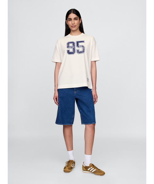 GAP(ギャップ)の「30th アニバーサリー オーバーサイズ GAPロゴTシャツ(Tシャツ/カットソー・レディース・オフホワイト/ブルー/ブラック/レッド・XS/S/M/L/XL/XXS)」の5枚目の写真